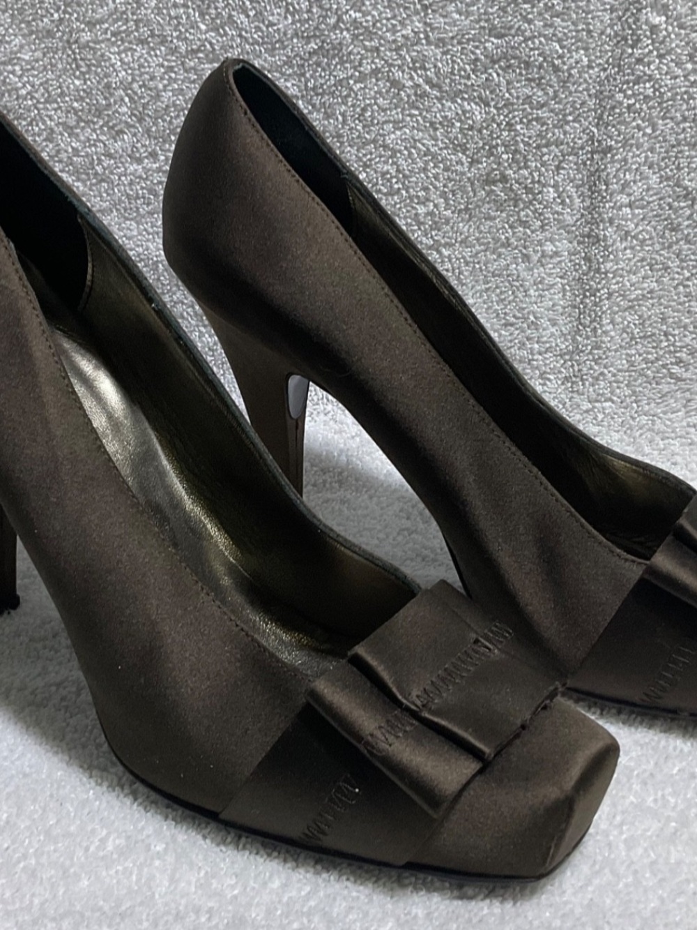 Claudia Ciuti satin square toe heels 9M